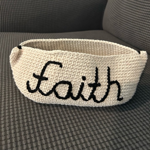 Hand woven Organizer with the word faith - Picture 1 of 2